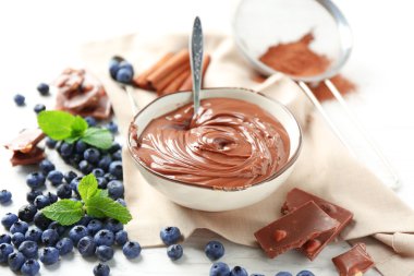 Çikolatalı Krema ve yaban mersini ile güzel kompozisyon