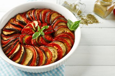 Ratatouille - geleneksel Fransız Provenkal sebze yemeği fırında pişirildi