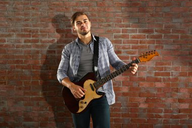 Gitar çalan genç adam