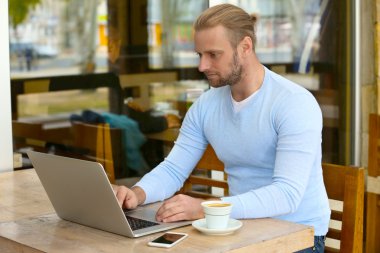 Genç çekici işadamı Öğle Yemeği 