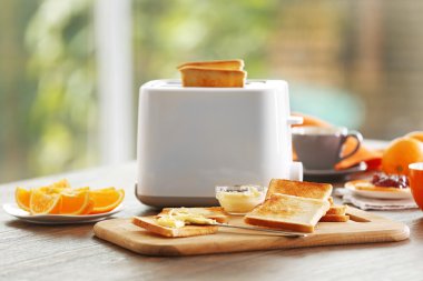 Tablo için tost, kahve ve meyve, arka plan bulanık ile Kahvaltı