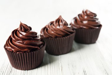 Hafif ahşap zemin üzerine çikolata cupcakes
