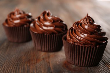 Koyu ahşap zemin üzerine çikolata cupcakes