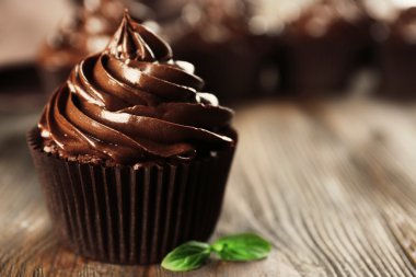 Ahşap masa nane ile çikolata cupcakes