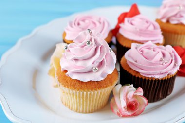 Lezzetli kek renk ahşap arka plan üzerinde plaka üzerinde