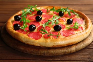Salam ve zeytin ahşap arka plan üzerinde lezzetli pizza