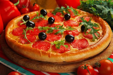 Lezzetli pizza salam dekore edilmiş ahşap masa, tarih ile yakın çekim