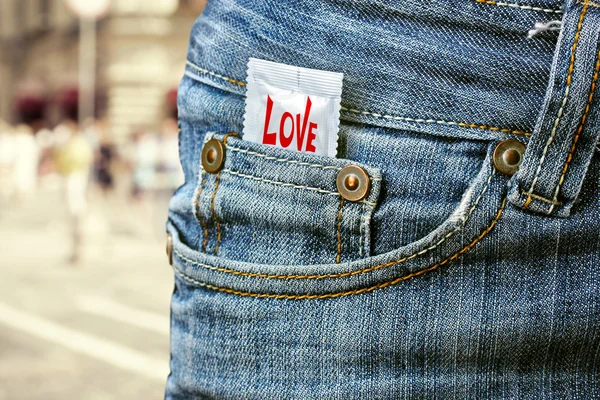 Kondom i fickan på jeans — Stockfoto
