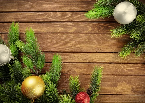 Fir kerstboom takken met speelgoed — Stockfoto