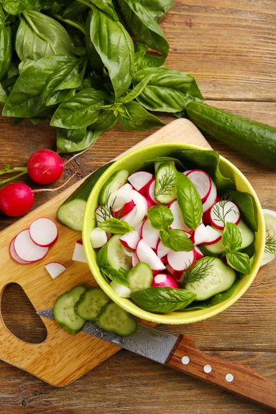 Frischer Gemüsesalat aus nächster Nähe auf dem Tisch — Stockfoto