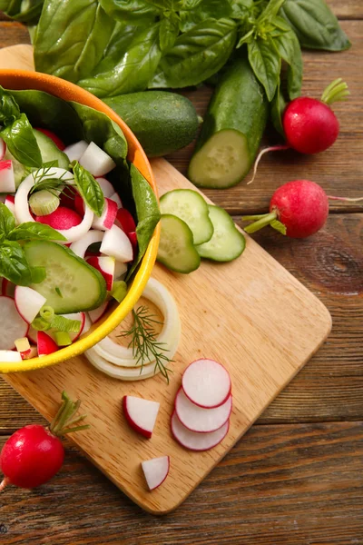 Ensalada de verduras frescas en la mesa de cerca —  Fotos de Stock