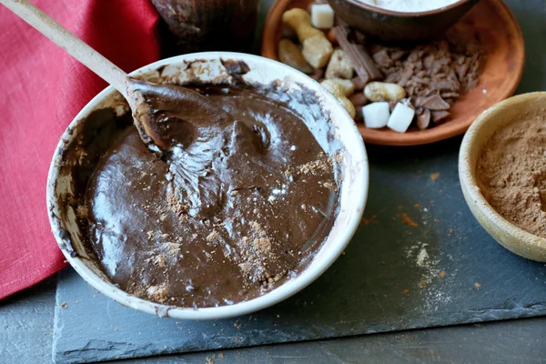 Preparando a massa de farinha de torta de chocolate na mesa de perto — Fotografia de Stock