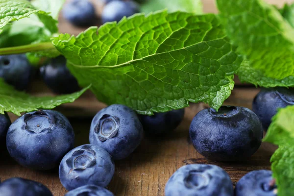 Fresh blueberries on wooden table, closeup — Stock Photo, Image