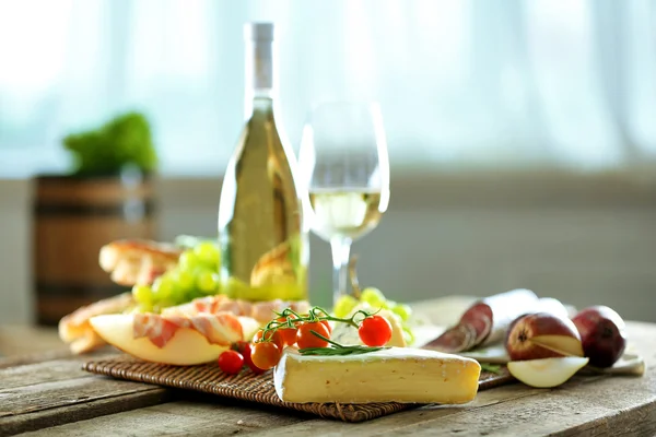 Naturaleza muerta con varios tipos de comida italiana y vino —  Fotos de Stock