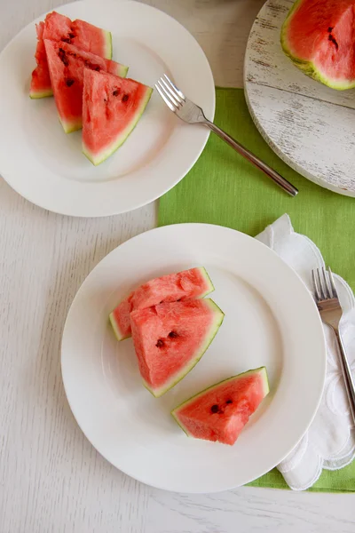 Wassermelone in Scheiben geschnitten auf Teller Nahaufnahme — Stockfoto