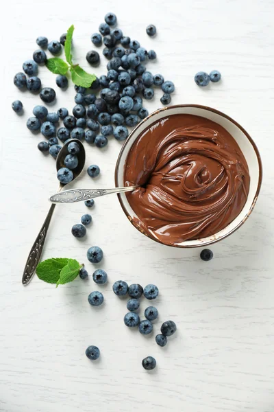 チョコレート クリームとブルーベリーで美しい構図 — ストック写真