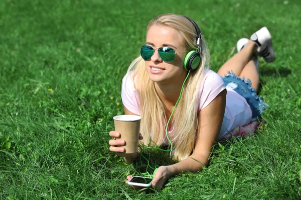 Frau mit Kopfhörer und Smartphone — Stockfoto