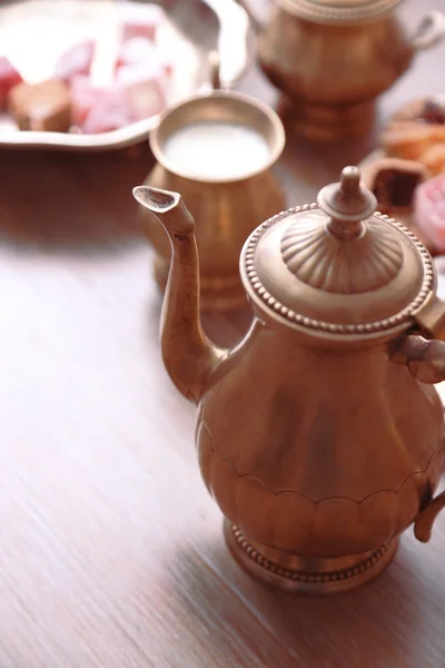 Antika te-set med Turkish delight och bakning på tabell närbild — Stockfoto
