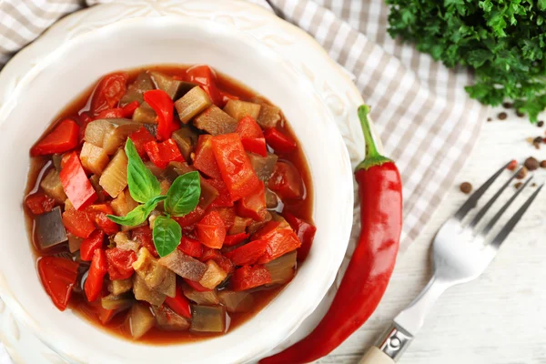 Ratatouille i skål, på träbord bakgrund — Stockfoto