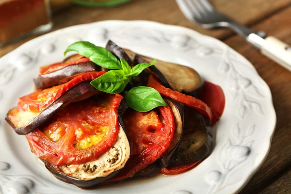 Ratatouille sobre plato, sobre fondo de mesa —  Fotos de Stock