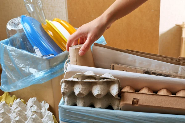 Mujer clasificando diferentes residuos — Foto de Stock