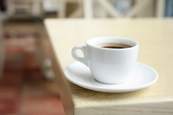 Copa de sabroso café en el fondo de la cafetería — Foto de Stock