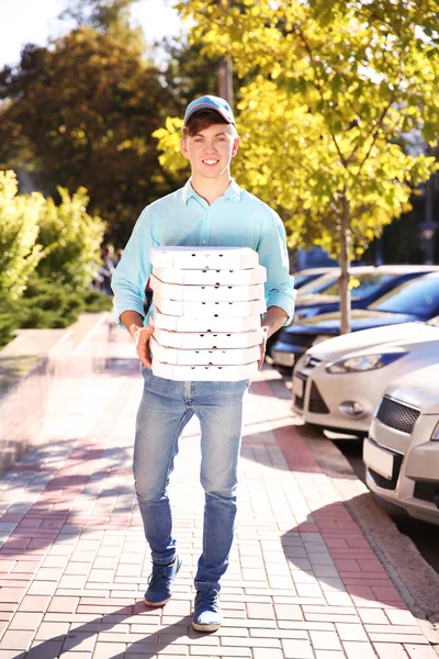 Poslíček s pizza krabice — Stock fotografie