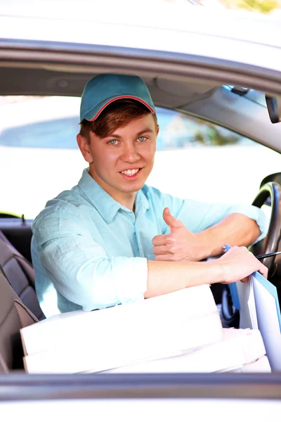 Ragazzo consegna pizza in auto — Foto Stock