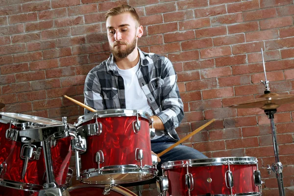 Músico tocando la batería — Foto de Stock