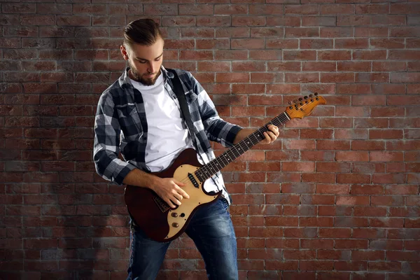 Ung man spelar gitarr — Stockfoto