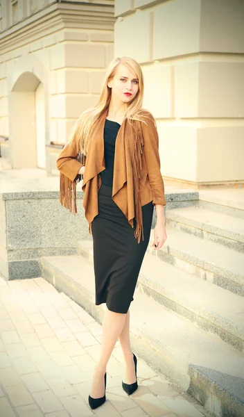 Young girl posing on city street — Stock Photo, Image