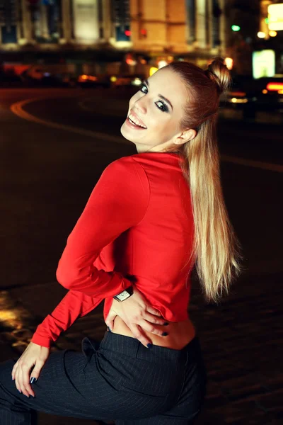 Mujer caminando en la calle por la noche —  Fotos de Stock