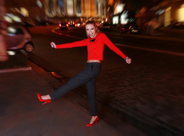 Mujer caminando en la calle por la noche — Foto de Stock