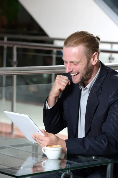 Jonge aantrekkelijke zakenman met lunch — Stockfoto