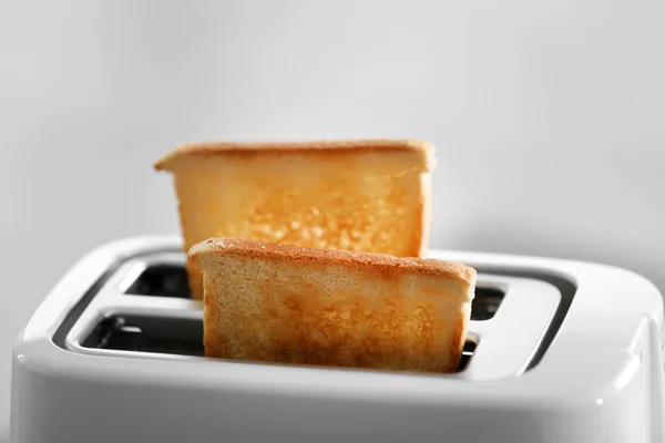 Beberapa roti panggang berkerak di pemanggang roti, close-up — Stok Foto