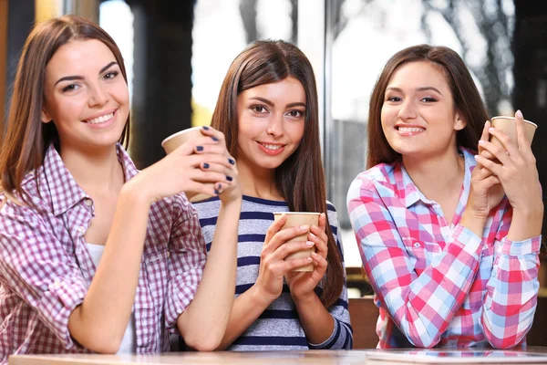 Mooie meisjes in café — Stockfoto