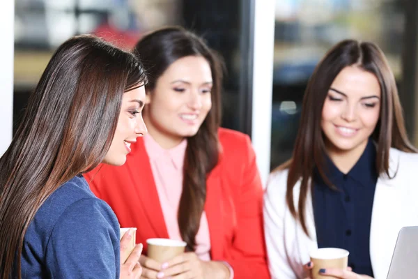 Chicas atractivas con estilo — Foto de Stock