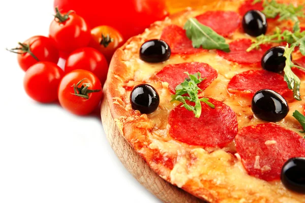 Pfefferoni-Pizza mit Gemüse isoliert auf weiß — Stockfoto