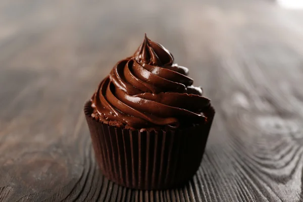 Cupcake au chocolat sur fond bois foncé — Photo