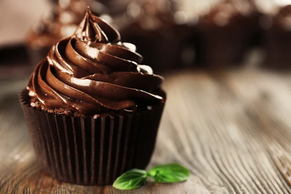 Choklad cupcakes med mynta på träbord — Stockfoto