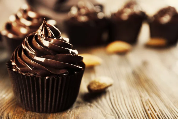 Cupcakes de chocolate com nozes na mesa de madeira — Fotografia de Stock