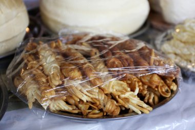 Ev peyniri masanın üzerine yaptı.