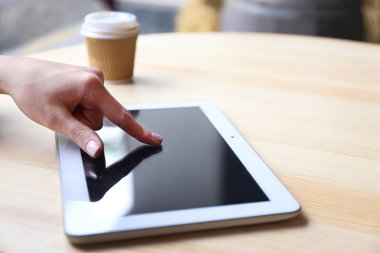 Tablet ile çalışan kadın