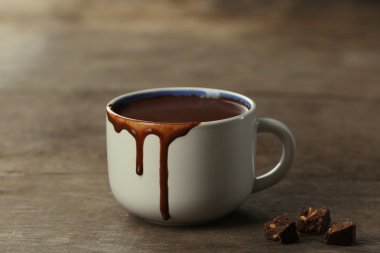 Ahşap zemin üzerine çikolata kakao fincan