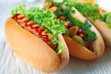 Delicious Beyaz ahşap arka plan üzerinde hot-dogs, yakın çekim