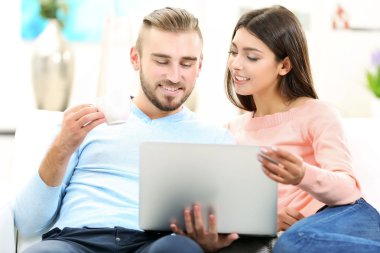 dizüstü bilgisayarda çalışan çift 