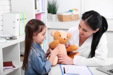 Çocuk ile oynarken doktor 