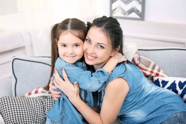 Anne ve kızı kanepe