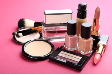pembe bir arka plan üzerinde kozmetik