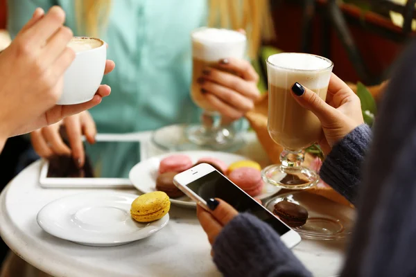 女人拍照的食物的 — 图库照片